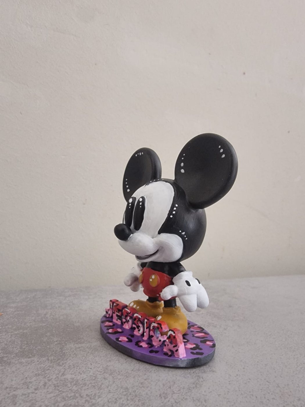 Figura del ratón terminada sobre su base decorada